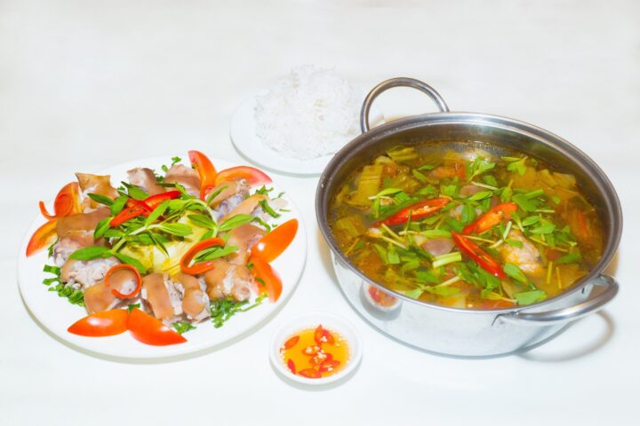 LAU MONG PHI PHO BIEN